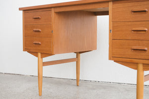 MC Danish Desk